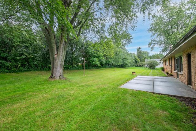 1865 Lone Oak CIRCLE W, Brookfield, WI 53045