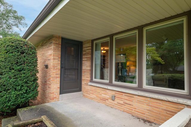 1865 Lone Oak CIRCLE W, Brookfield, WI 53045