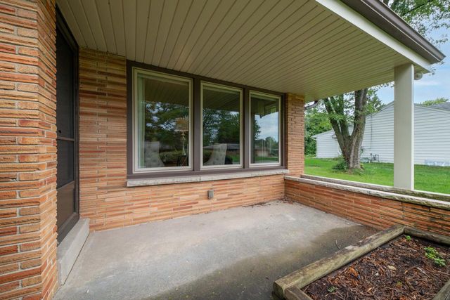 1865 Lone Oak CIRCLE W, Brookfield, WI 53045