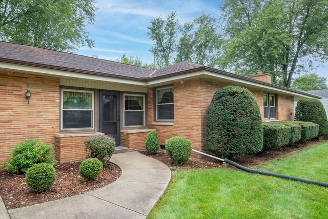 1865 Lone Oak CIRCLE W, Brookfield, WI 53045