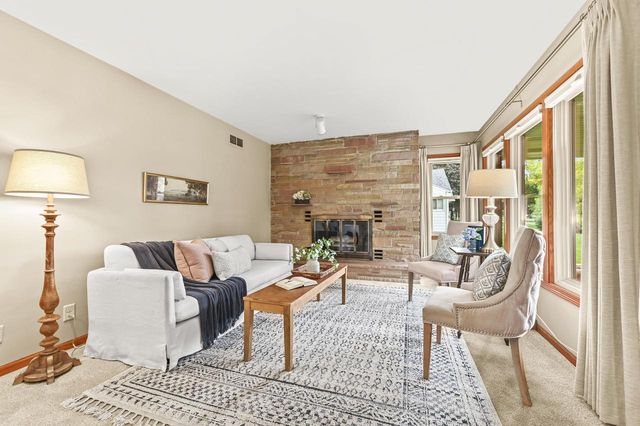 1865 Lone Oak CIRCLE W, Brookfield, WI 53045