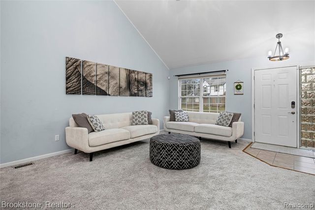 510 Woodland Hills Drive, Walled Lake, MI 48390