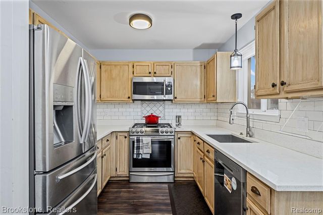 510 Woodland Hills Drive, Walled Lake, MI 48390