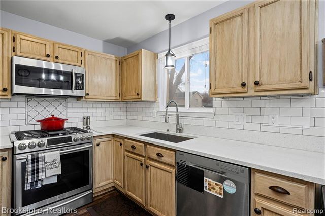 510 Woodland Hills Drive, Walled Lake, MI 48390