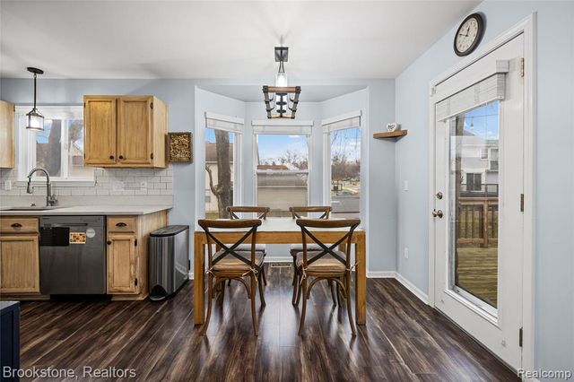 510 Woodland Hills Drive, Walled Lake, MI 48390