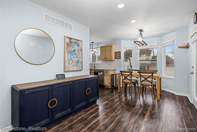 510 Woodland Hills Drive, Walled Lake, MI 48390