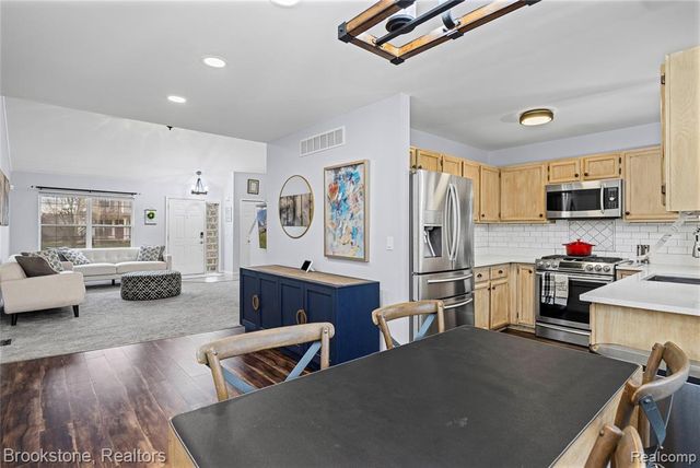 510 Woodland Hills Drive, Walled Lake, MI 48390