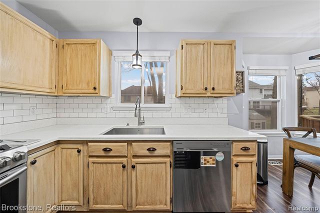 510 Woodland Hills Drive, Walled Lake, MI 48390