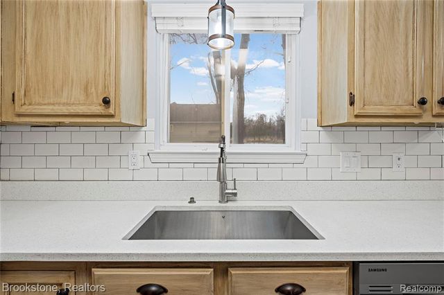 510 Woodland Hills Drive, Walled Lake, MI 48390