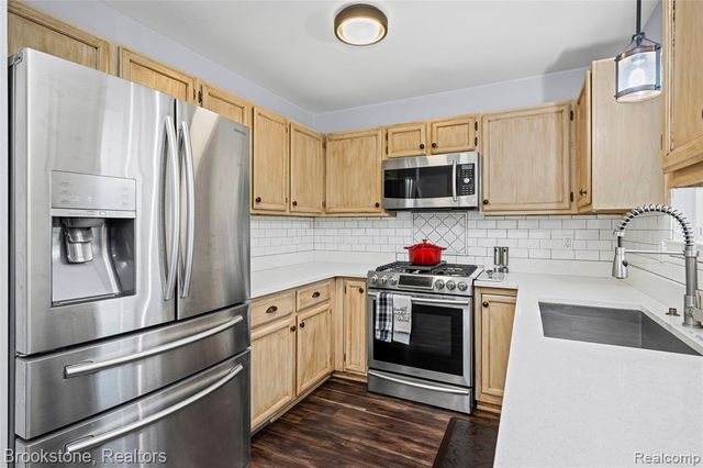 510 Woodland Hills Drive, Walled Lake, MI 48390