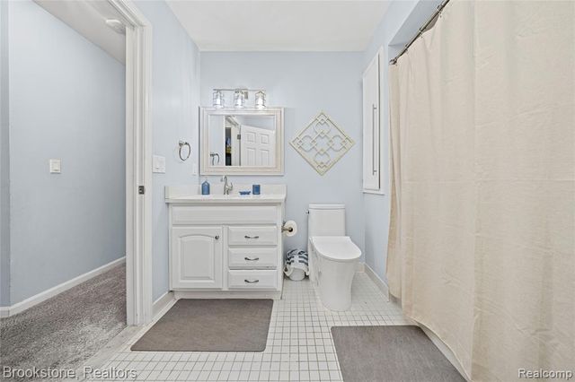 510 Woodland Hills Drive, Walled Lake, MI 48390