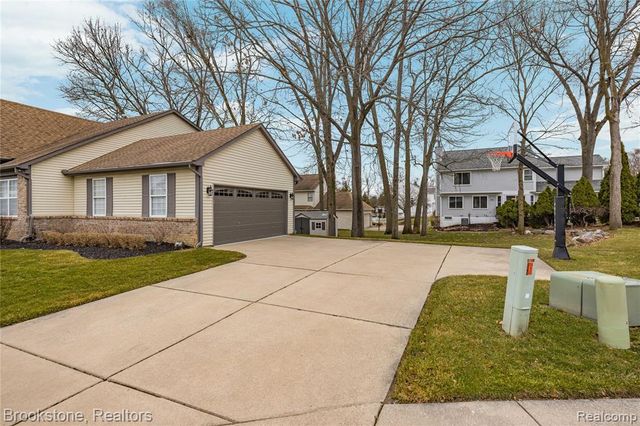 510 Woodland Hills Drive, Walled Lake, MI 48390