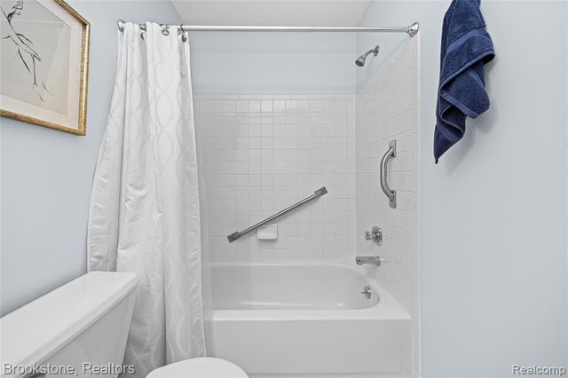 510 Woodland Hills Drive, Walled Lake, MI 48390