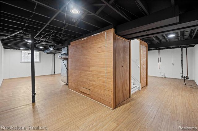 510 Woodland Hills Drive, Walled Lake, MI 48390