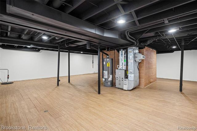 510 Woodland Hills Drive, Walled Lake, MI 48390