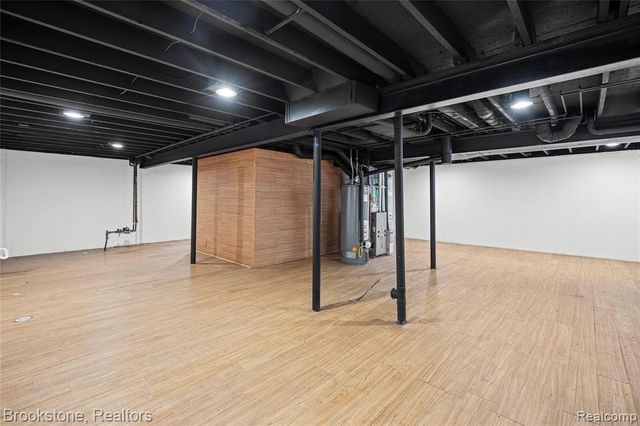 510 Woodland Hills Drive, Walled Lake, MI 48390