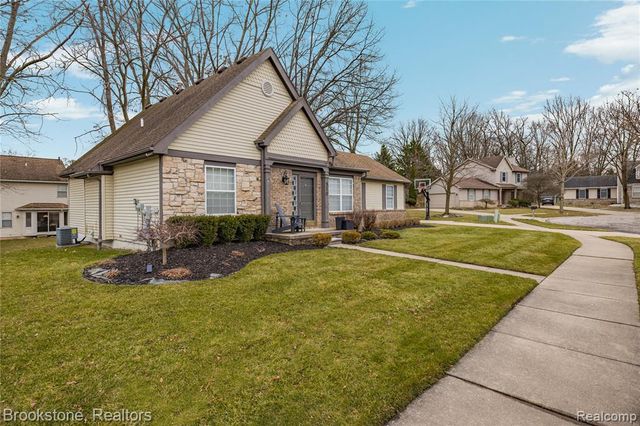 510 Woodland Hills Drive, Walled Lake, MI 48390