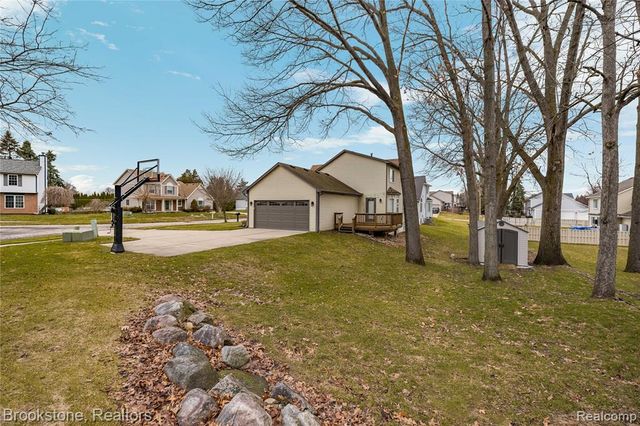 510 Woodland Hills Drive, Walled Lake, MI 48390