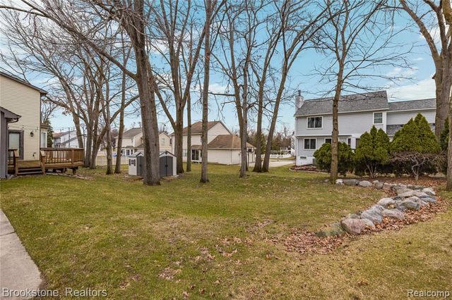 510 Woodland Hills Drive, Walled Lake, MI 48390