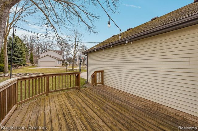 510 Woodland Hills Drive, Walled Lake, MI 48390