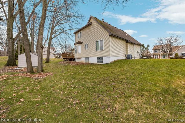 510 Woodland Hills Drive, Walled Lake, MI 48390