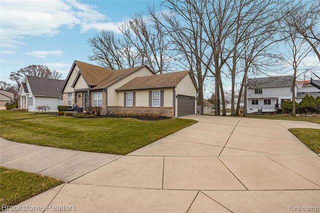 510 Woodland Hills Drive, Walled Lake, MI 48390