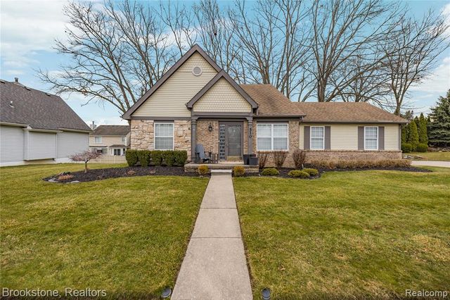 510 Woodland Hills Drive, Walled Lake, MI 48390
