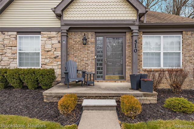 510 Woodland Hills Drive, Walled Lake, MI 48390