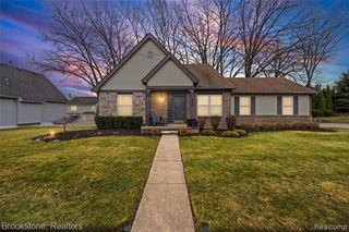 510 Woodland Hills Drive, Walled Lake, MI 48390