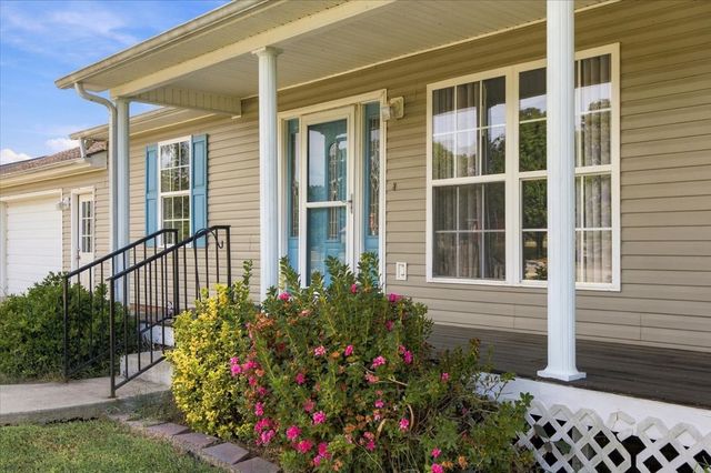 100 Meadows Ln, Mc Ewen, TN 37101