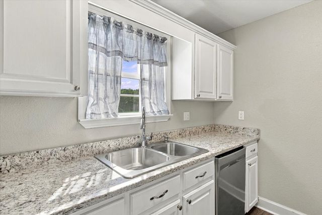 100 Meadows Ln, Mc Ewen, TN 37101
