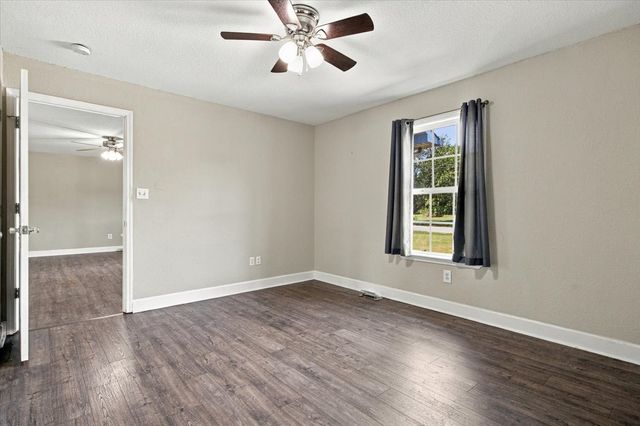 100 Meadows Ln, Mc Ewen, TN 37101