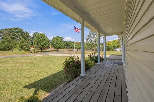 100 Meadows Ln, Mc Ewen, TN 37101