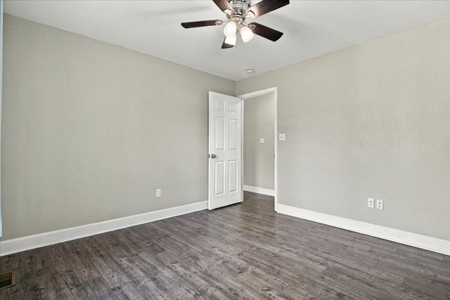 100 Meadows Ln, Mc Ewen, TN 37101