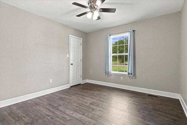 100 Meadows Ln, Mc Ewen, TN 37101
