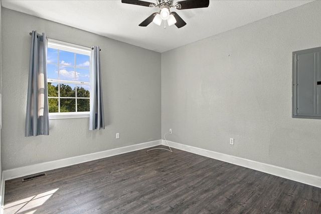 100 Meadows Ln, Mc Ewen, TN 37101