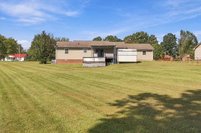 100 Meadows Ln, Mc Ewen, TN 37101