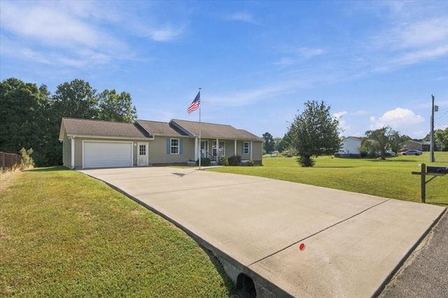 100 Meadows Ln, Mc Ewen, TN 37101