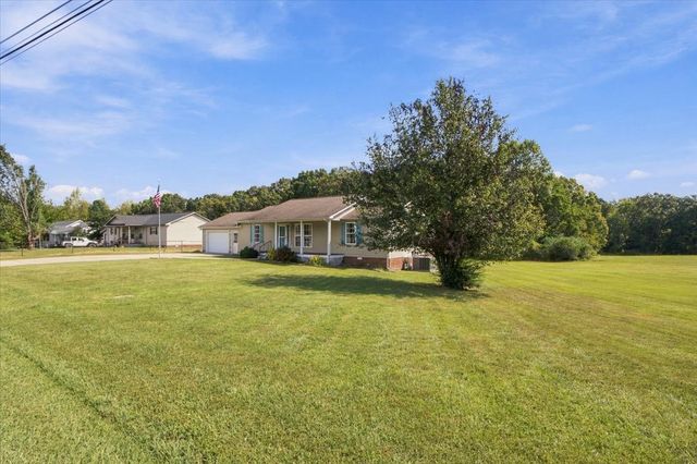 100 Meadows Ln, Mc Ewen, TN 37101
