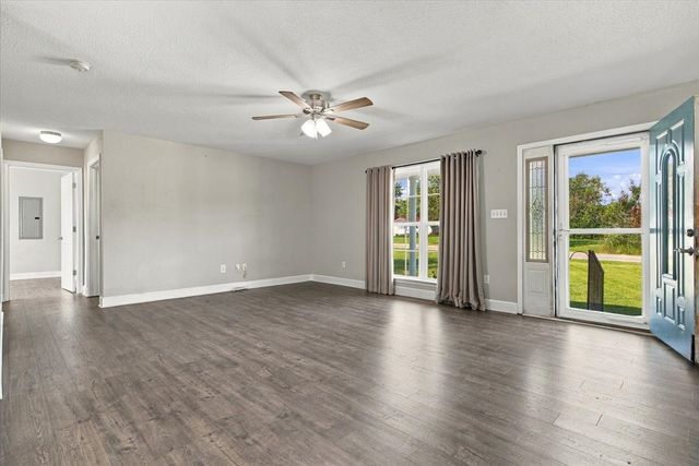 100 Meadows Ln, Mc Ewen, TN 37101