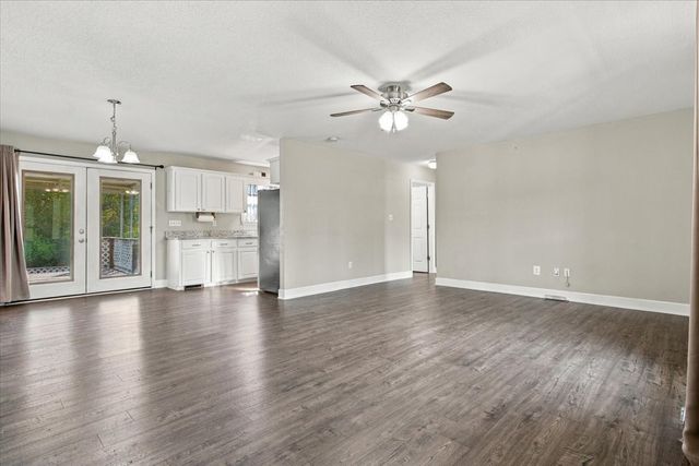 100 Meadows Ln, Mc Ewen, TN 37101