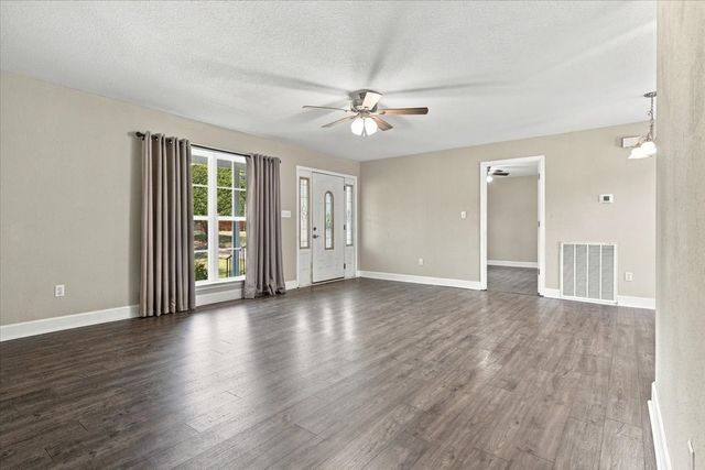 100 Meadows Ln, Mc Ewen, TN 37101