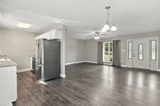 100 Meadows Ln, Mc Ewen, TN 37101