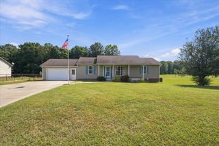 100 Meadows Ln, Mc Ewen, TN 37101