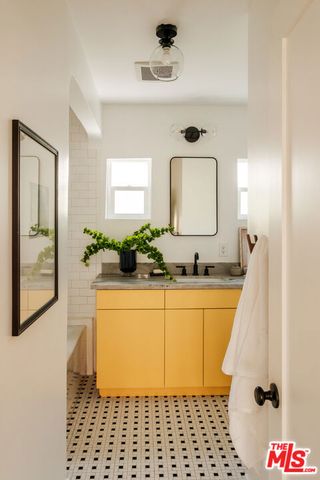 3006 11th Avenue, Los Angeles, CA 90018