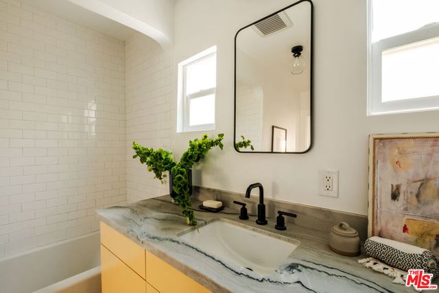 3006 11th Avenue, Los Angeles, CA 90018