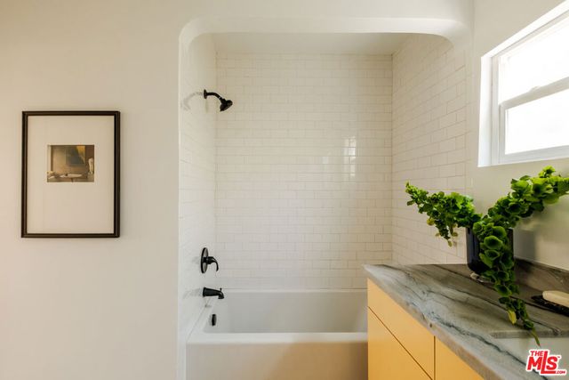 3006 11th Avenue, Los Angeles, CA 90018