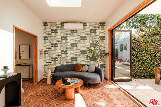 3006 11th Avenue, Los Angeles, CA 90018
