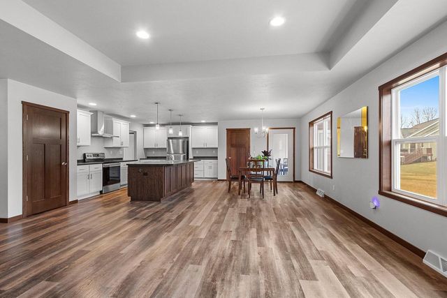 2348 Wild Oak DRIVE, Manitowoc, WI 54220