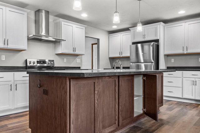 2348 Wild Oak DRIVE, Manitowoc, WI 54220